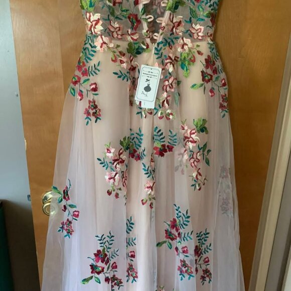 New Floral Embroidered Wedding Dress – Size 6 – Blush Tulle – Never Worn - Picture 3 of 7